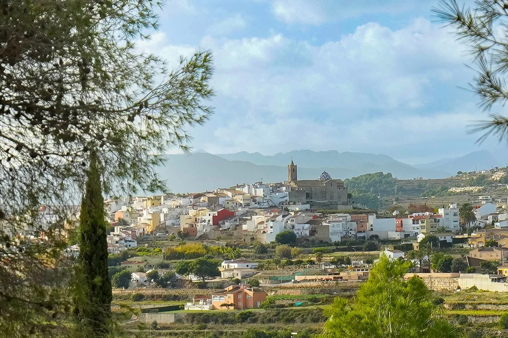 Parcela con vistas al mar, libre de constructor en venta en Javea