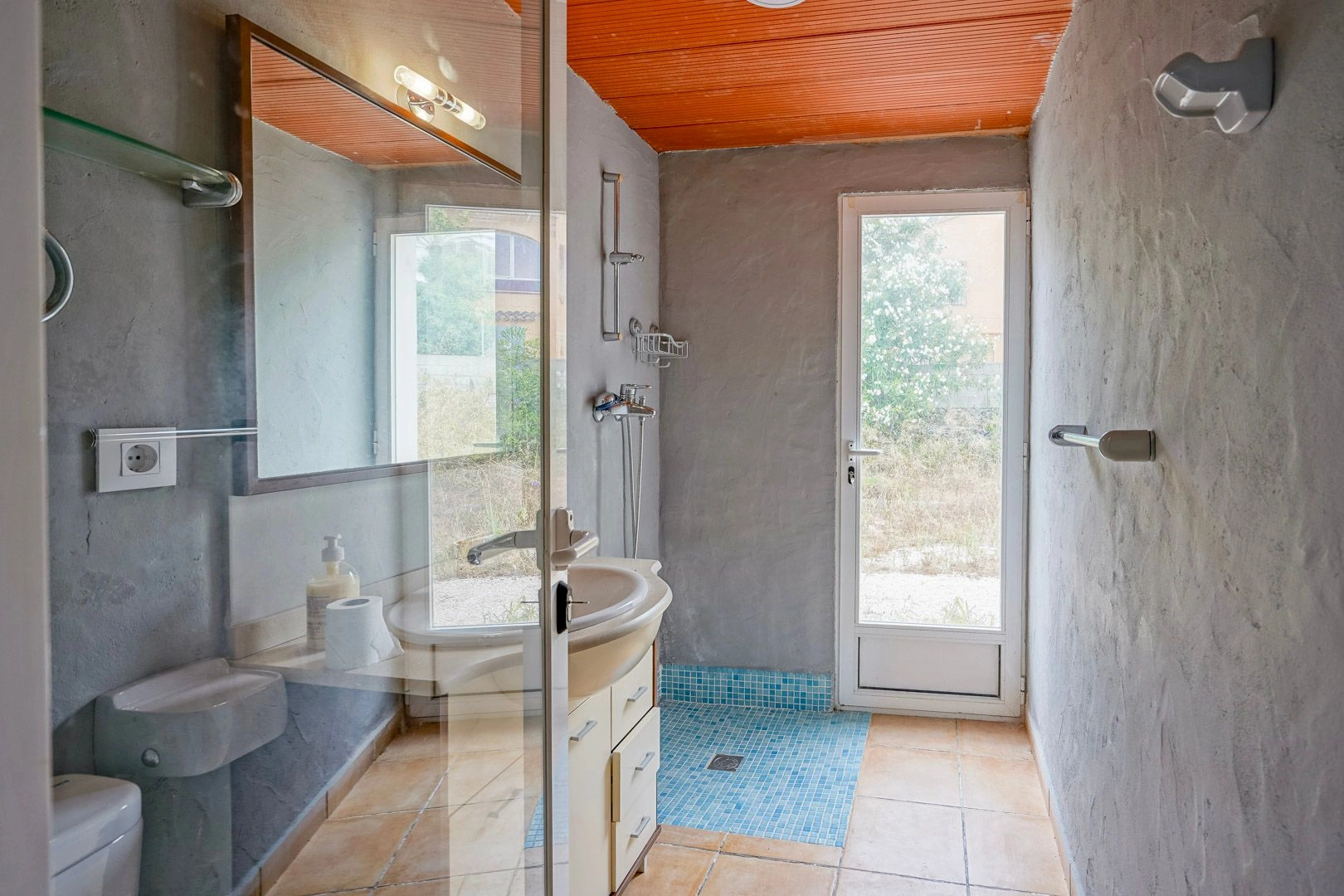 Parcela di 2600 m2 con casa in vendita a pochi passi dalla spiaggia di sabbia a Jávea.
