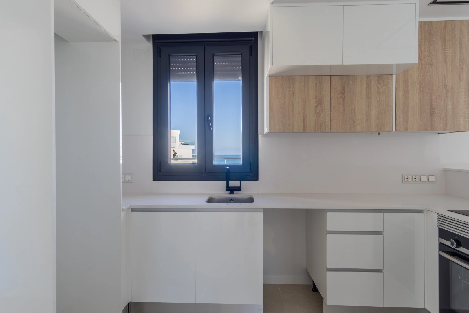 Ático con amplia terraza, en primera linea con vistas al mar y montaña, a la venta en Denia.