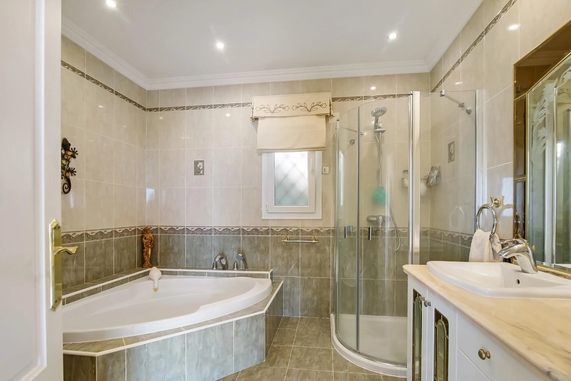 Preciosa villa con vistas panorámicas al mar en venta en Moraira.
