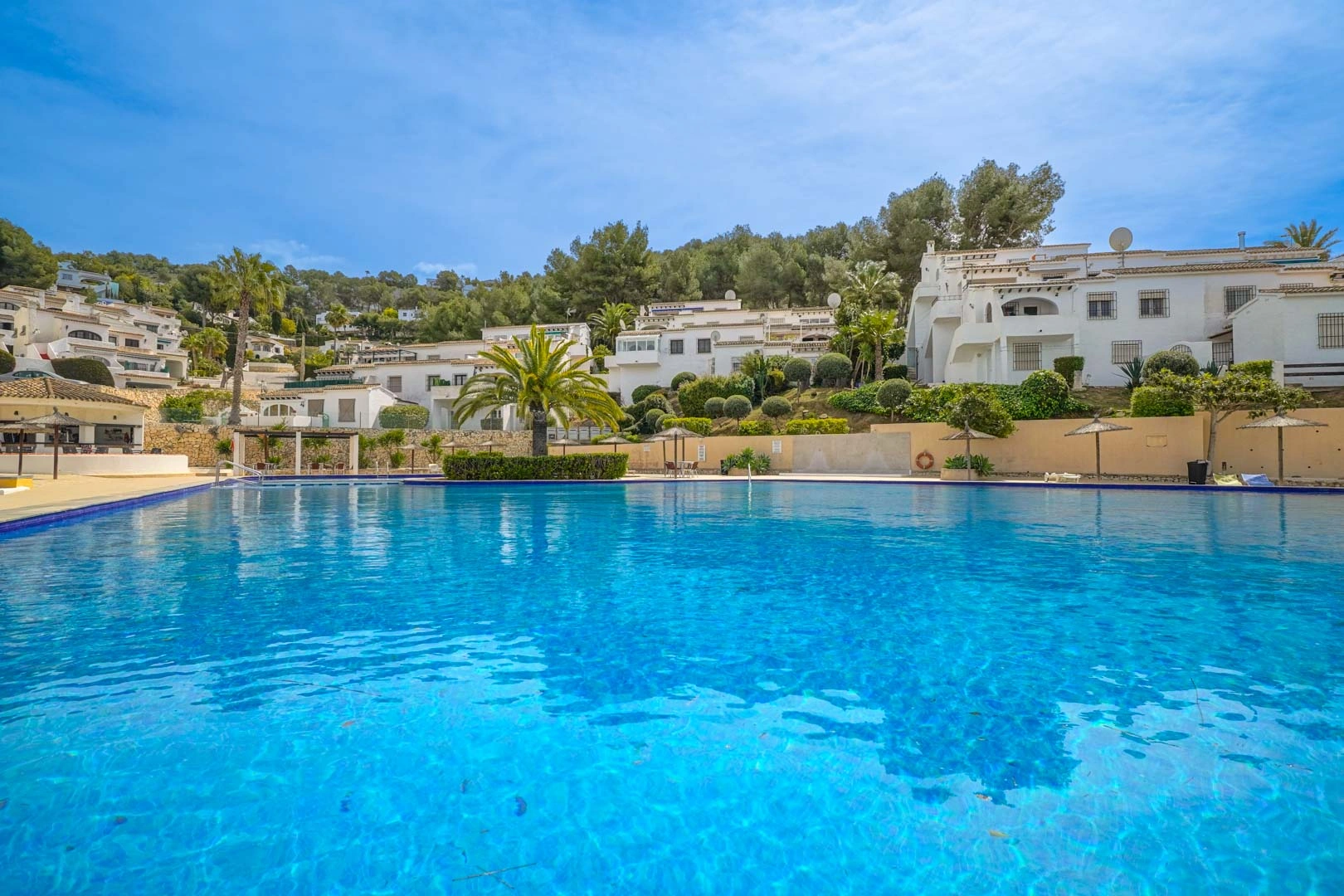 Elegante Apartamento con Terraza y Vistas Abiertas en Moraira
