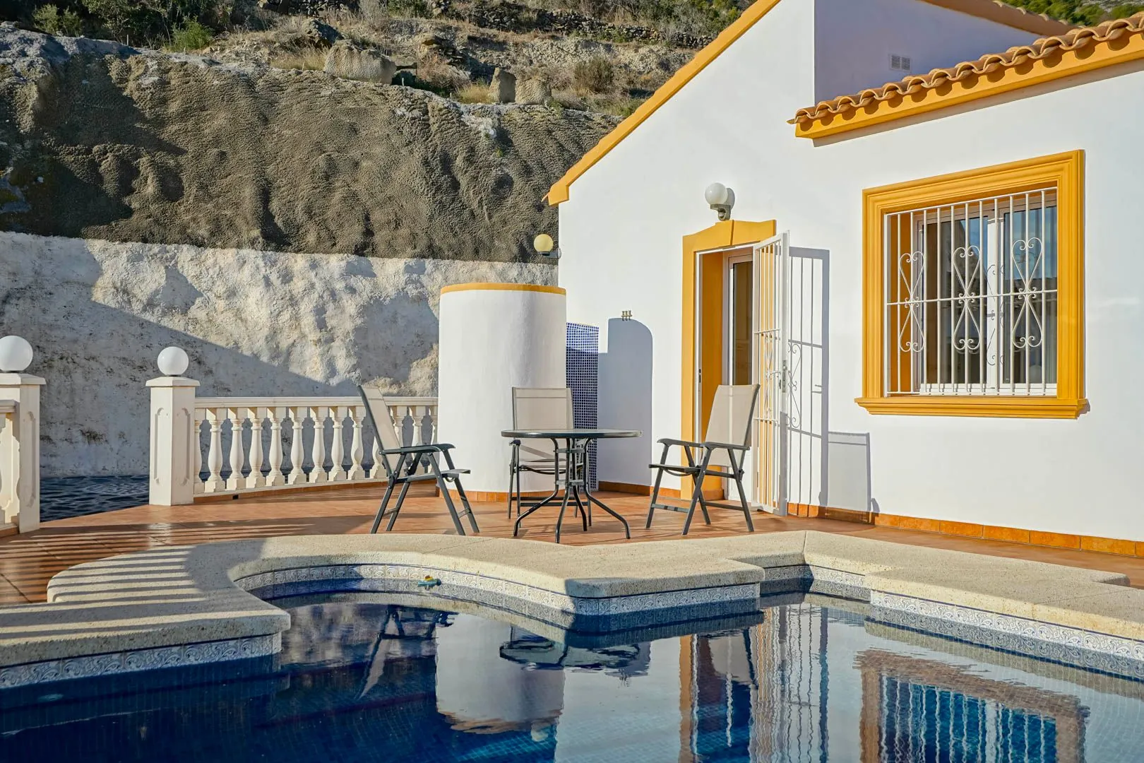Villa con casa de invitados y vistas panoramicas al mar en venta en Calpe