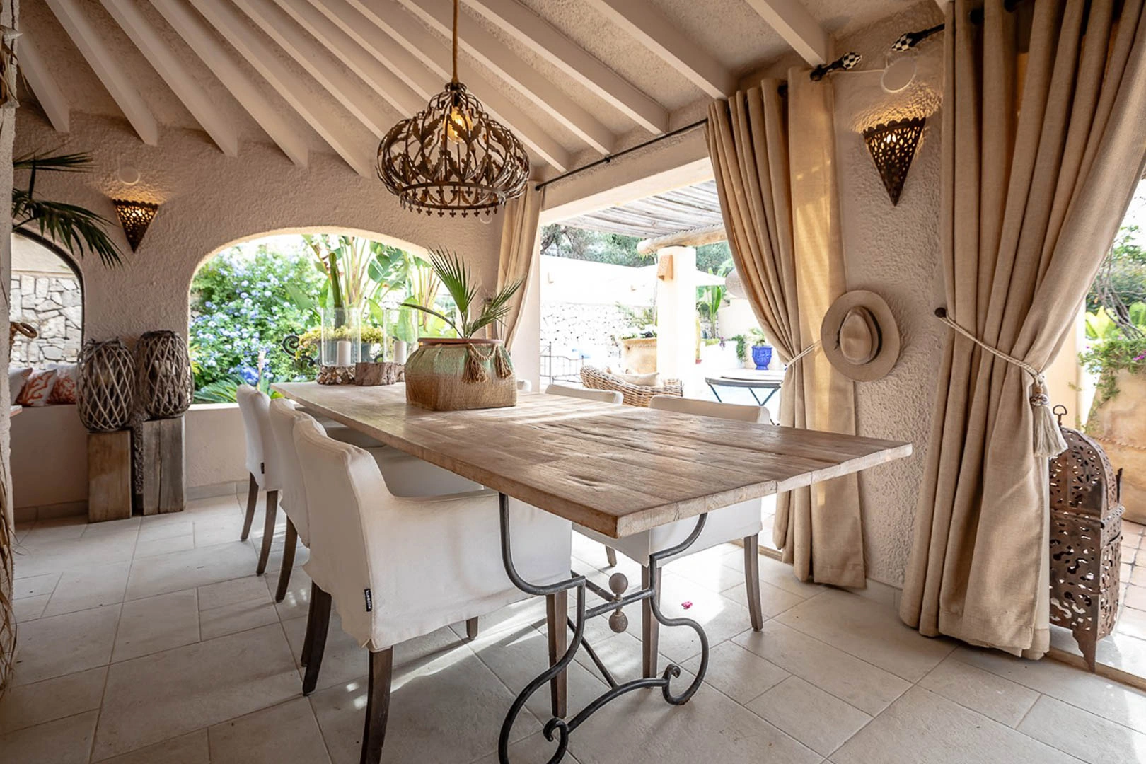 Renovated single-storey villa with pool and garden.