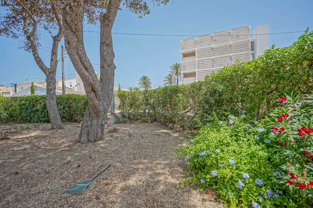 6 slaapkamer villa op 50 meter van het strand te koop in Jávea