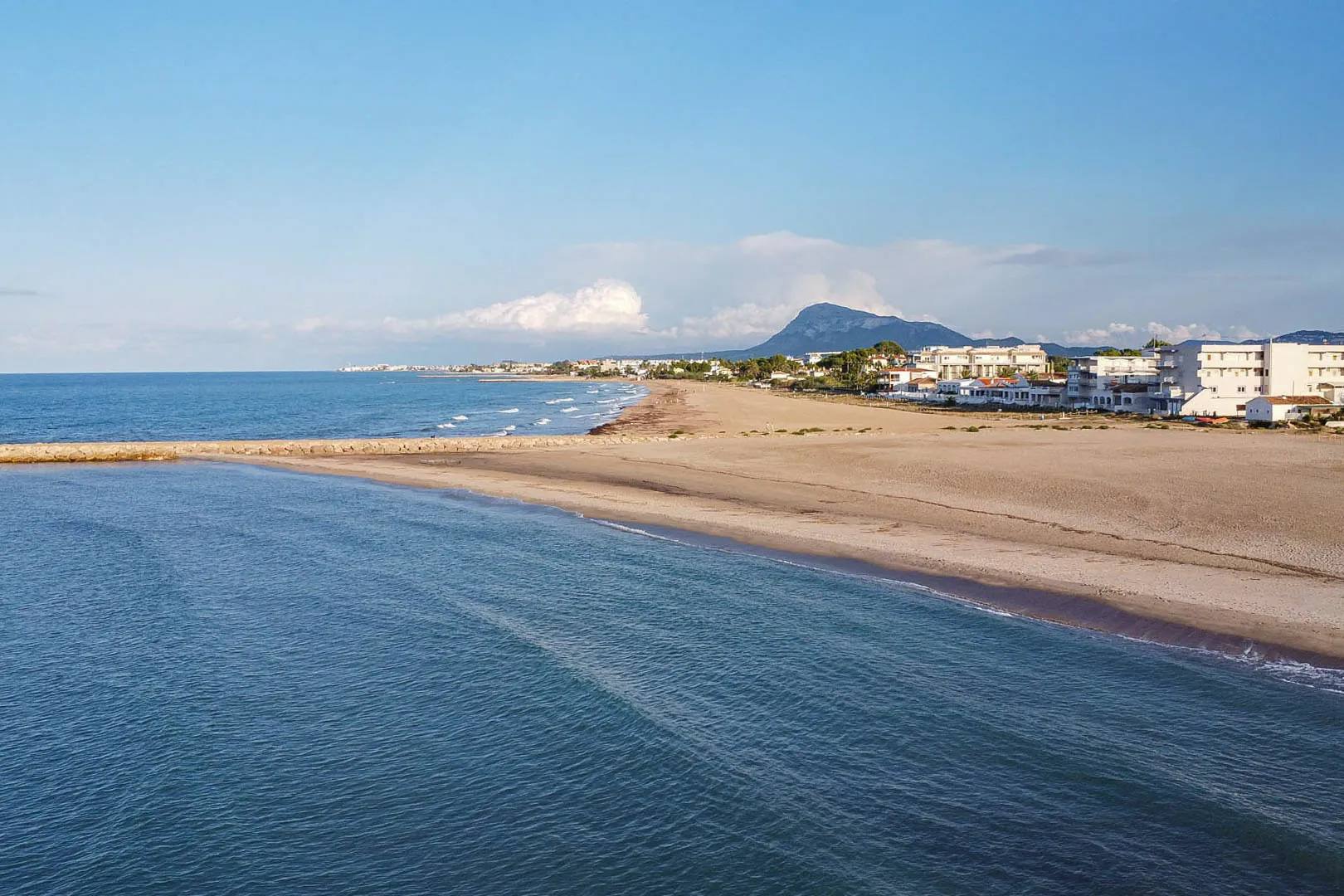 Ático con amplia terraza, en primera linea con vistas al mar y montaña, a la venta en Denia.