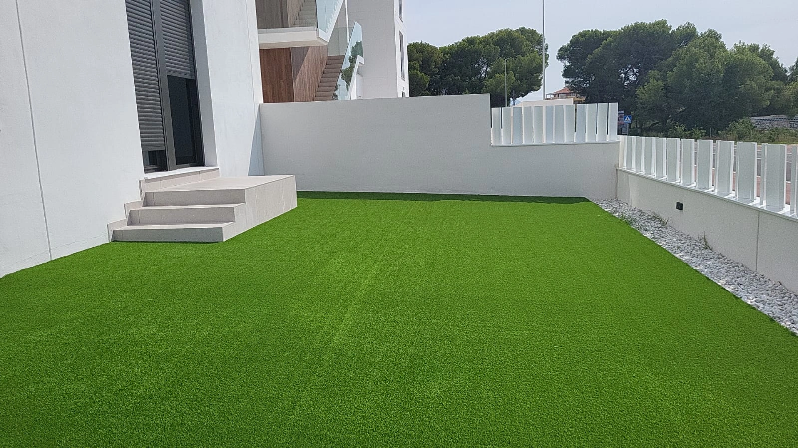 Espectacular planta baja frente al mar con jardín privado