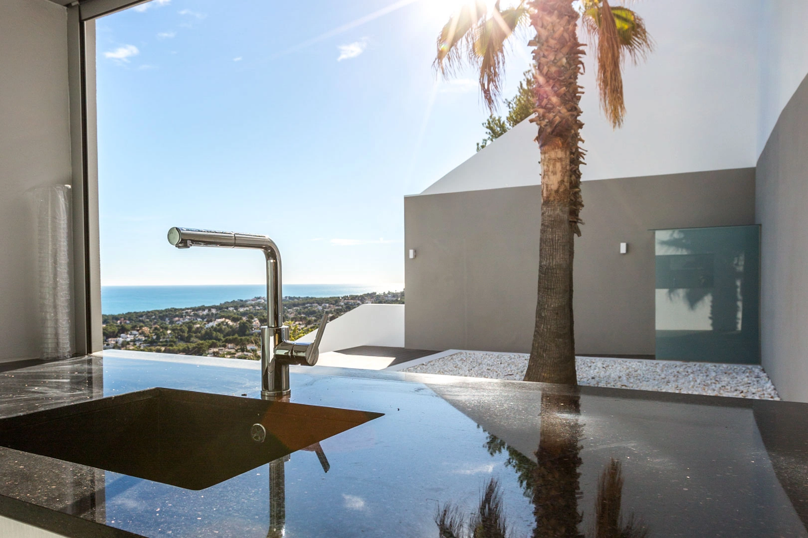 Villa moderna con vistas panoramicas al mar a la venta en Moraira.