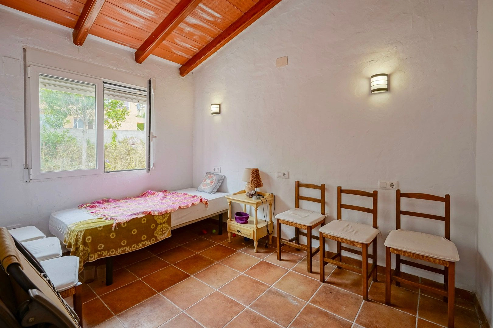 Parcela di 2600 m2 con casa in vendita a pochi passi dalla spiaggia di sabbia a Jávea.
