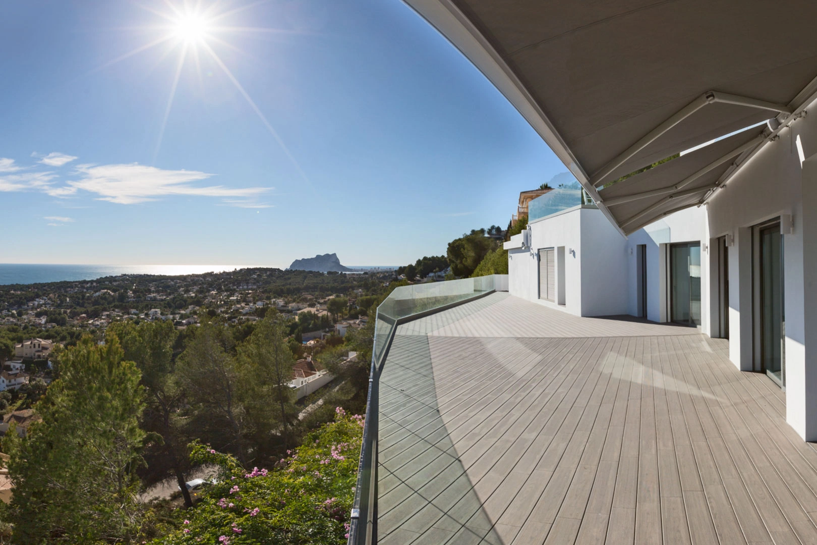 Villa moderna con vistas panoramicas al mar a la venta en Moraira.