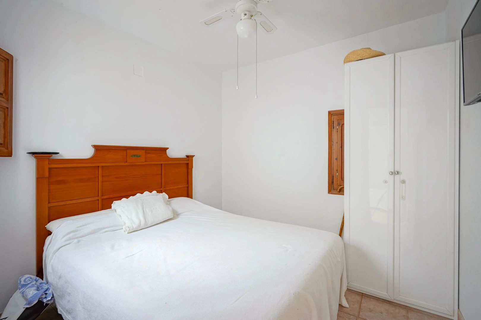 Parcela di 2600 m2 con casa in vendita a pochi passi dalla spiaggia di sabbia a Jávea.
