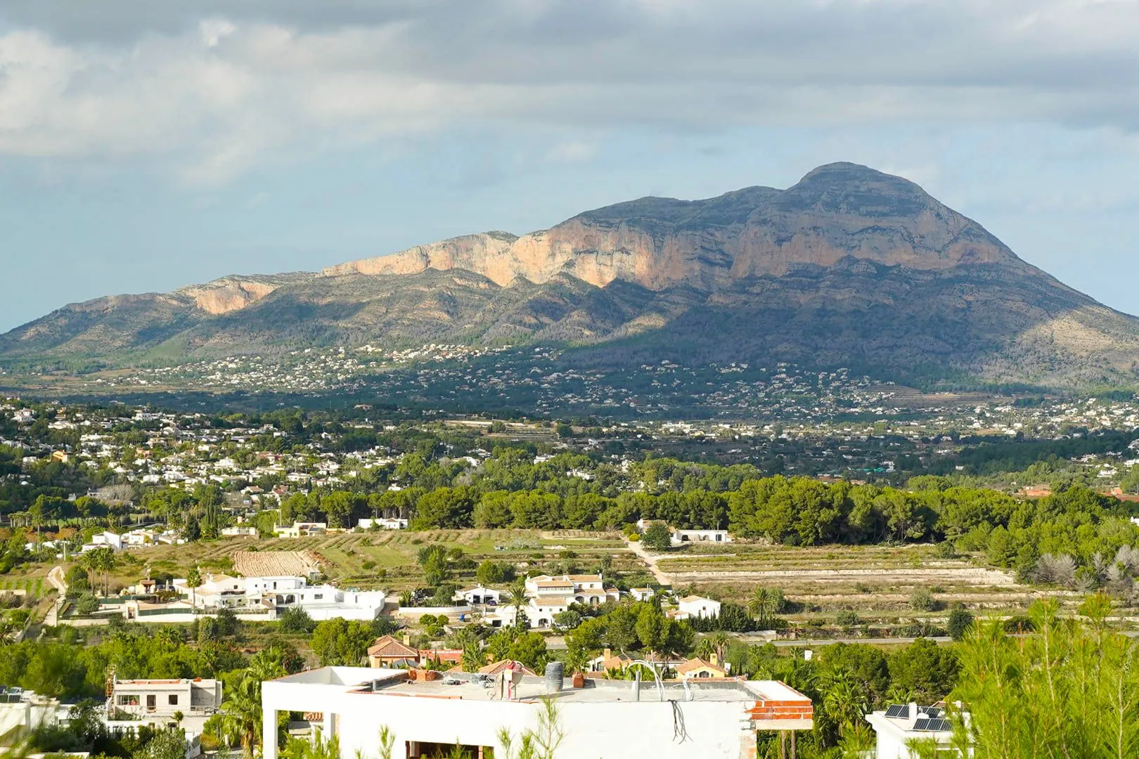 Parcela con vistas al mar, libre de constructor en venta en Javea