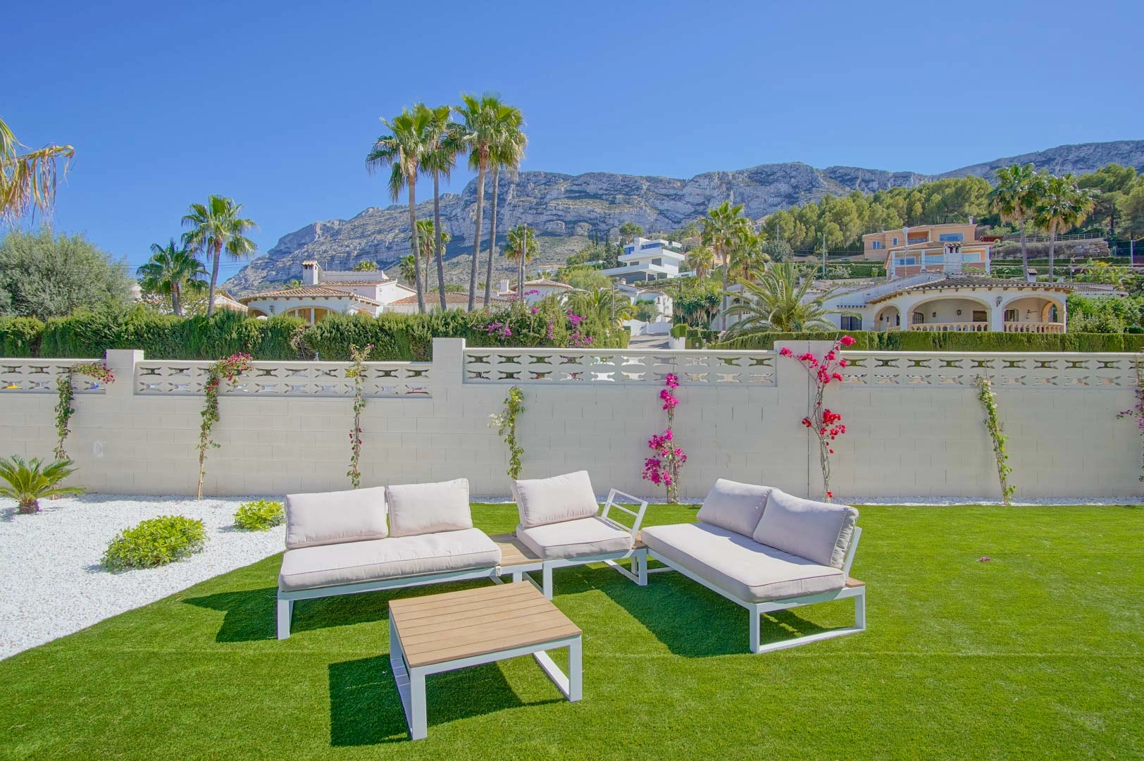 Bajo en venta con espacioso jardín y vistas a la montaña en Denia.
