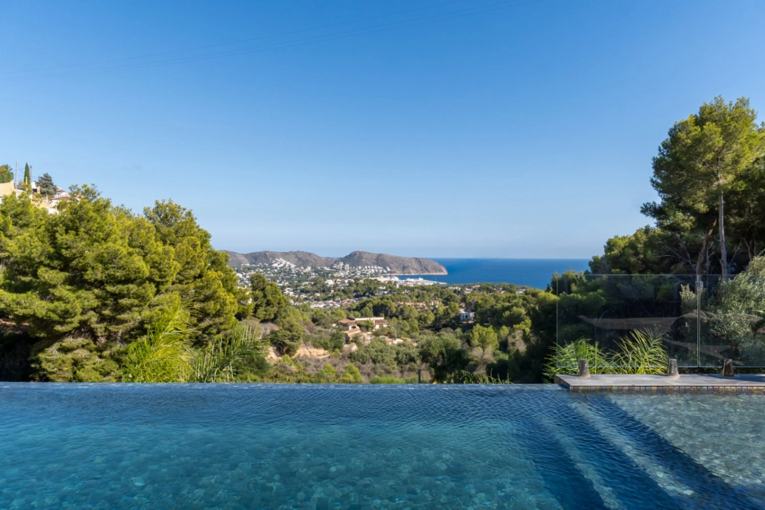 Impactante villa con vistas panorámicas al mar cerca de moraira