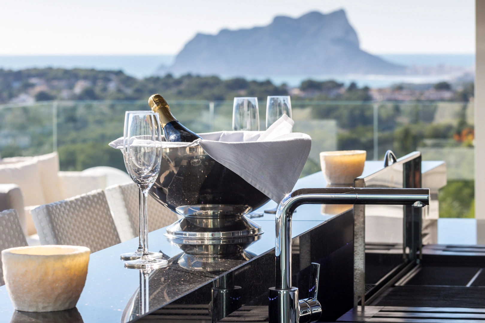 Villa moderna con vistas panoramicas al mar a la venta en Moraira.
