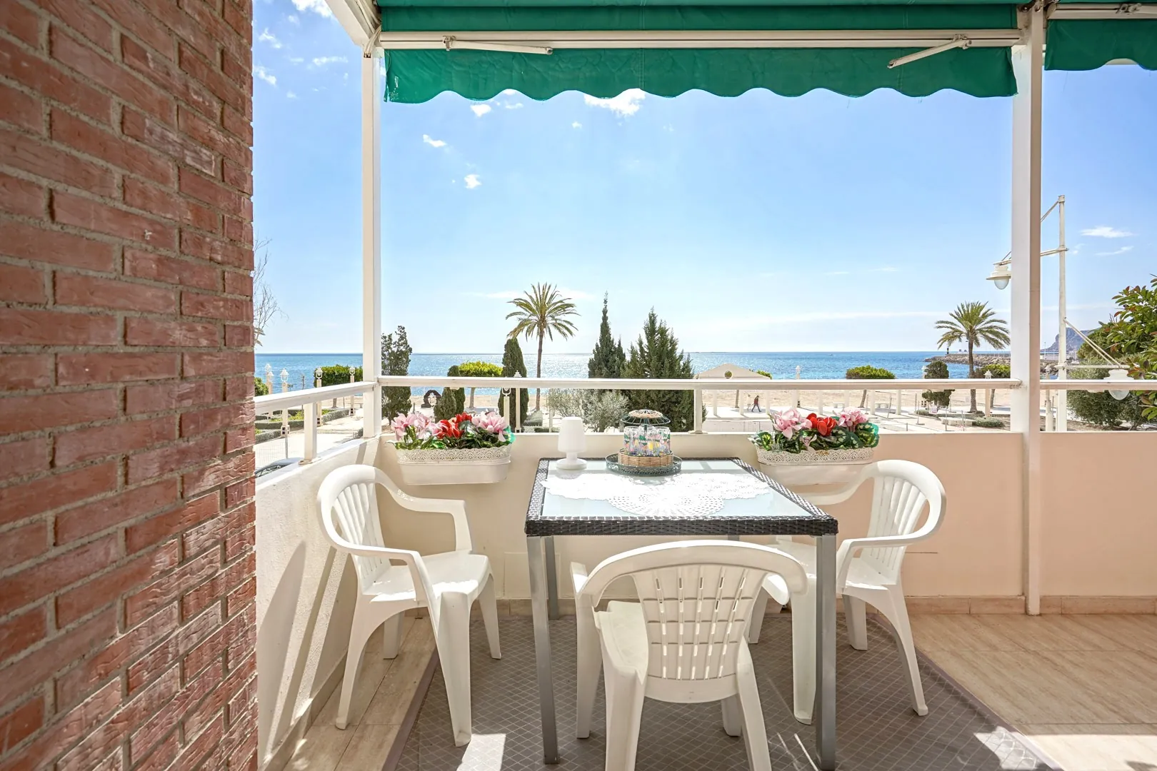 Apartamento de dos dormitorios en primera línea en venta en Altea