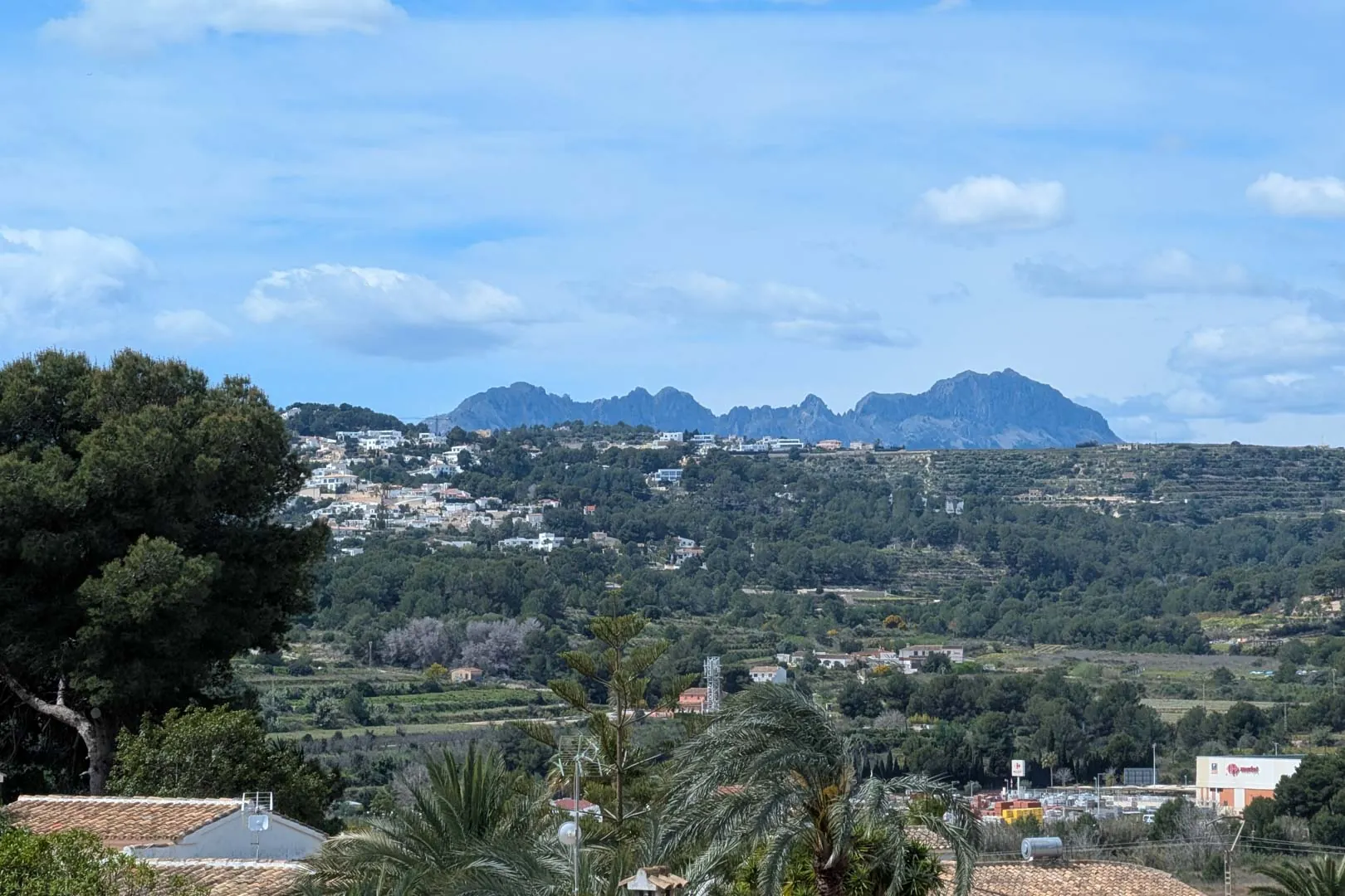 Elegante Apartamento con Terraza y Vistas Abiertas en Moraira