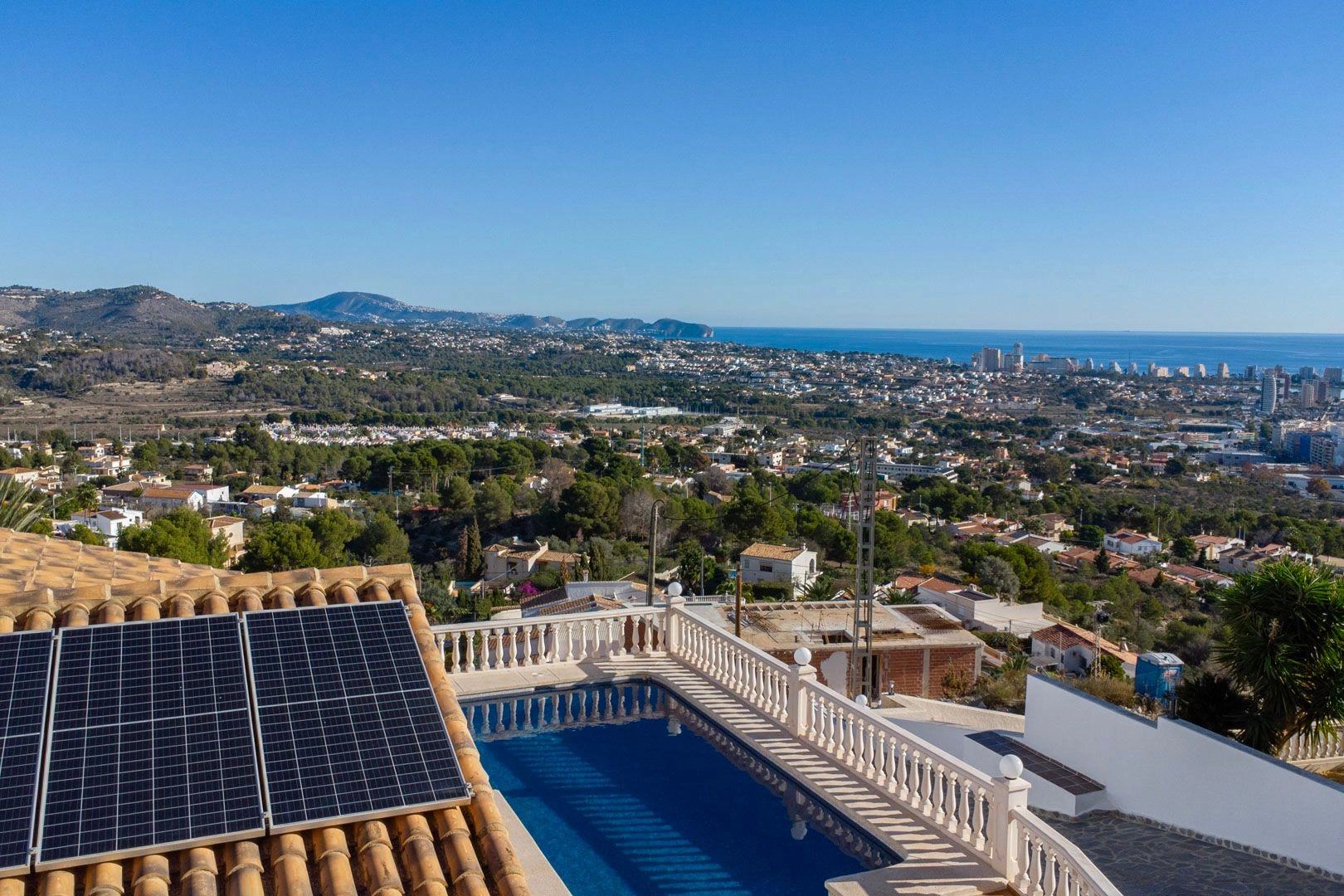 Villa con casa de invitados y vistas panoramicas al mar en venta en Calpe
