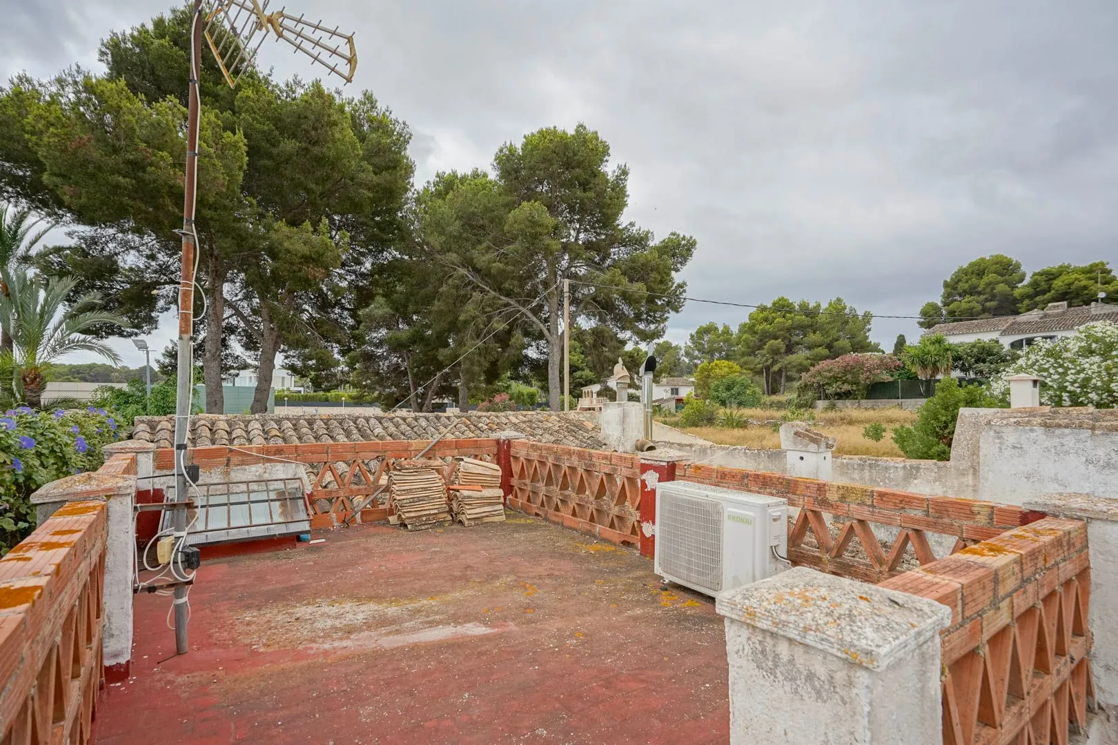 Parcela di 2600 m2 con casa in vendita a pochi passi dalla spiaggia di sabbia a Jávea.