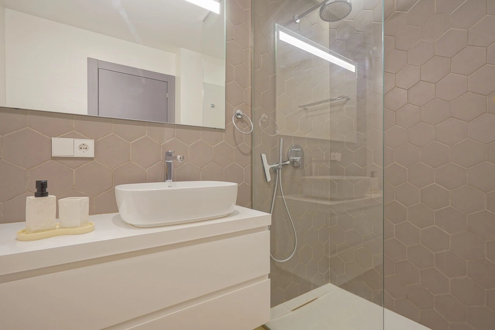 Luminoso y moderno apartamento de dos dormitorios en venta en Cumbre del Sol.