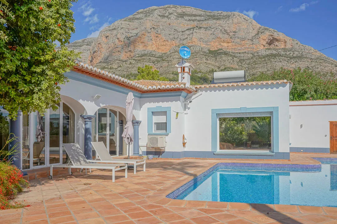 Preciosa villa de una sola planta en venta en el Montgo, Javea