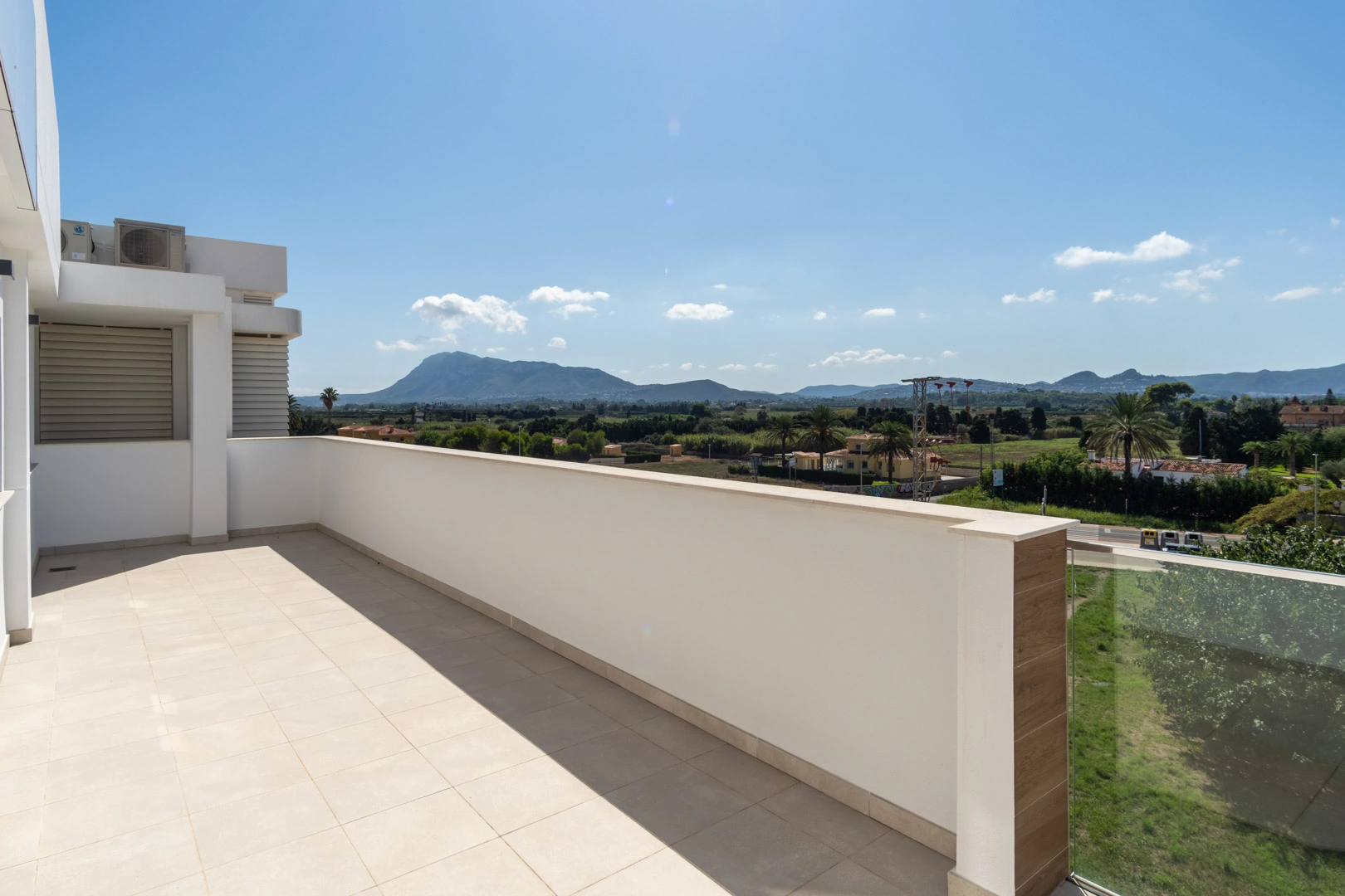 Ático con amplia terraza, en primera linea con vistas al mar y montaña, a la venta en Denia.