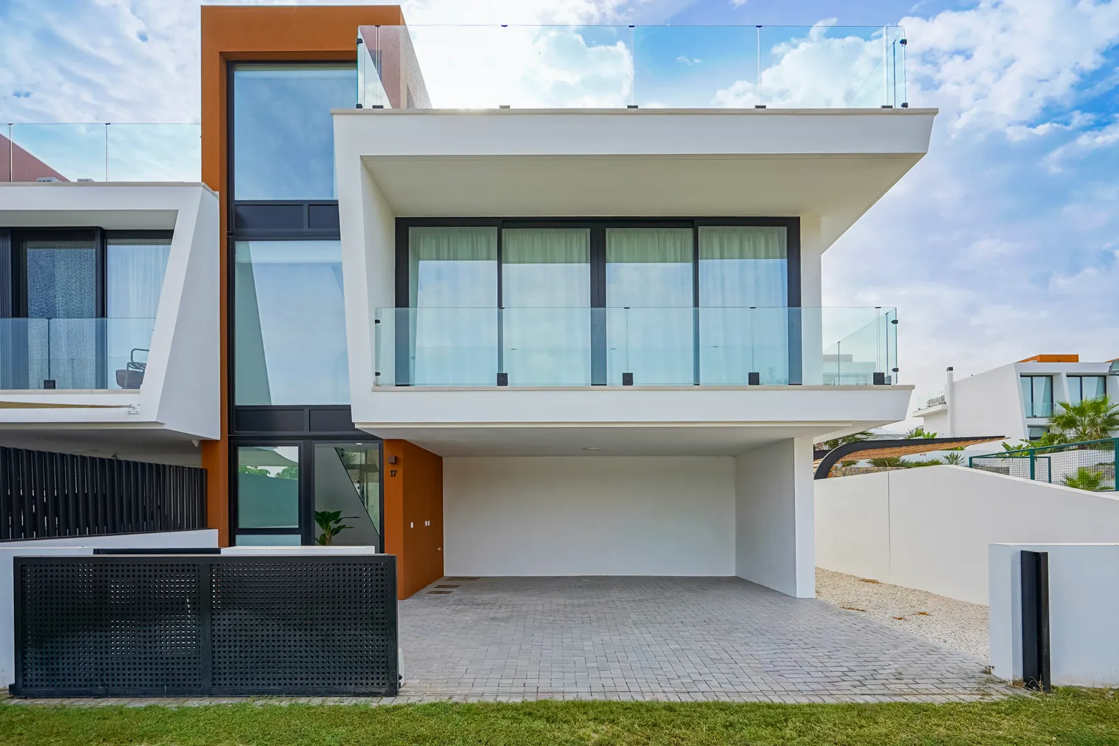 Moderne nieuwbouw geschakelde chalet te koop in Calpe