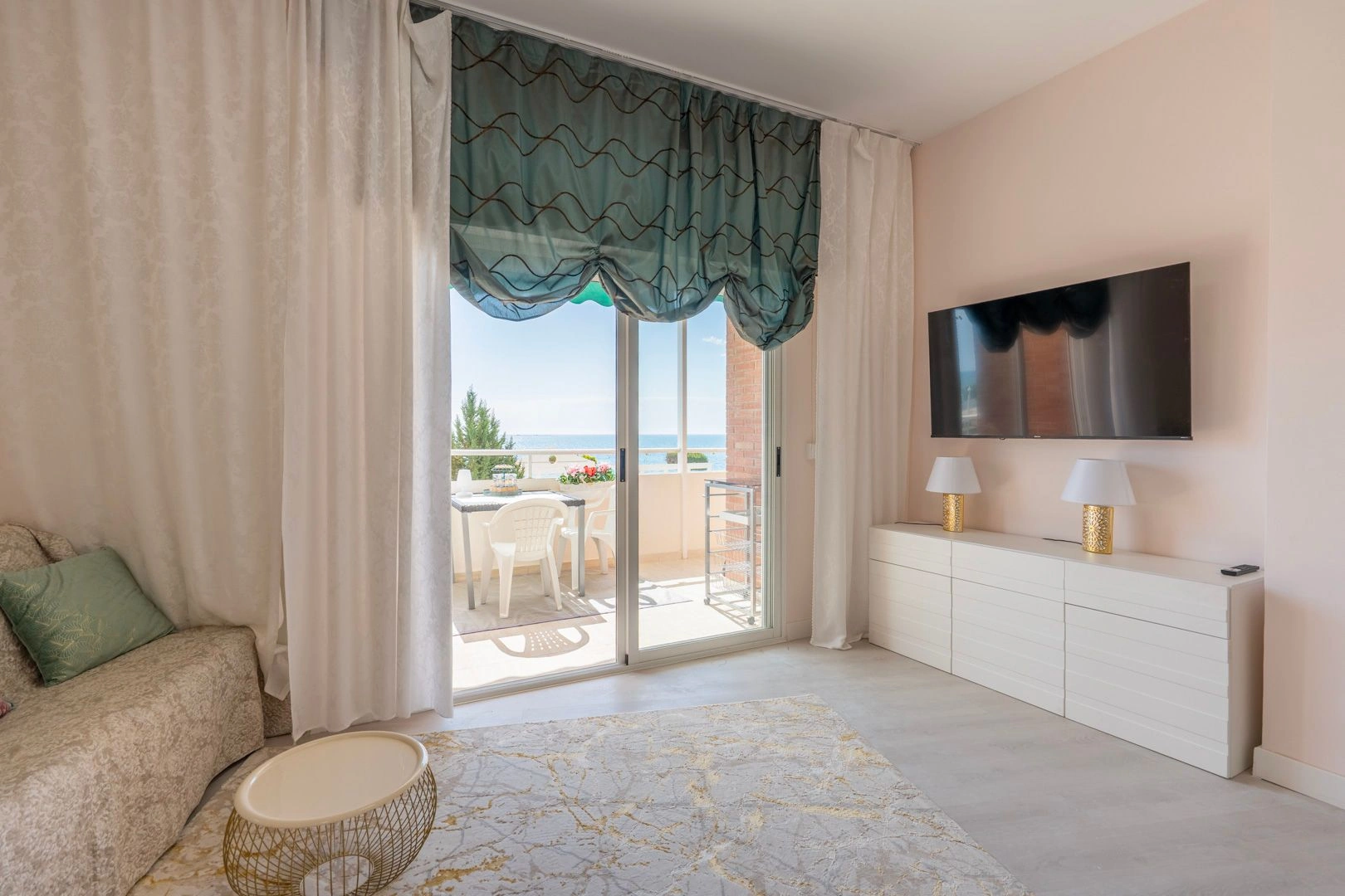 Apartamento de dos dormitorios en primera línea en venta en Altea