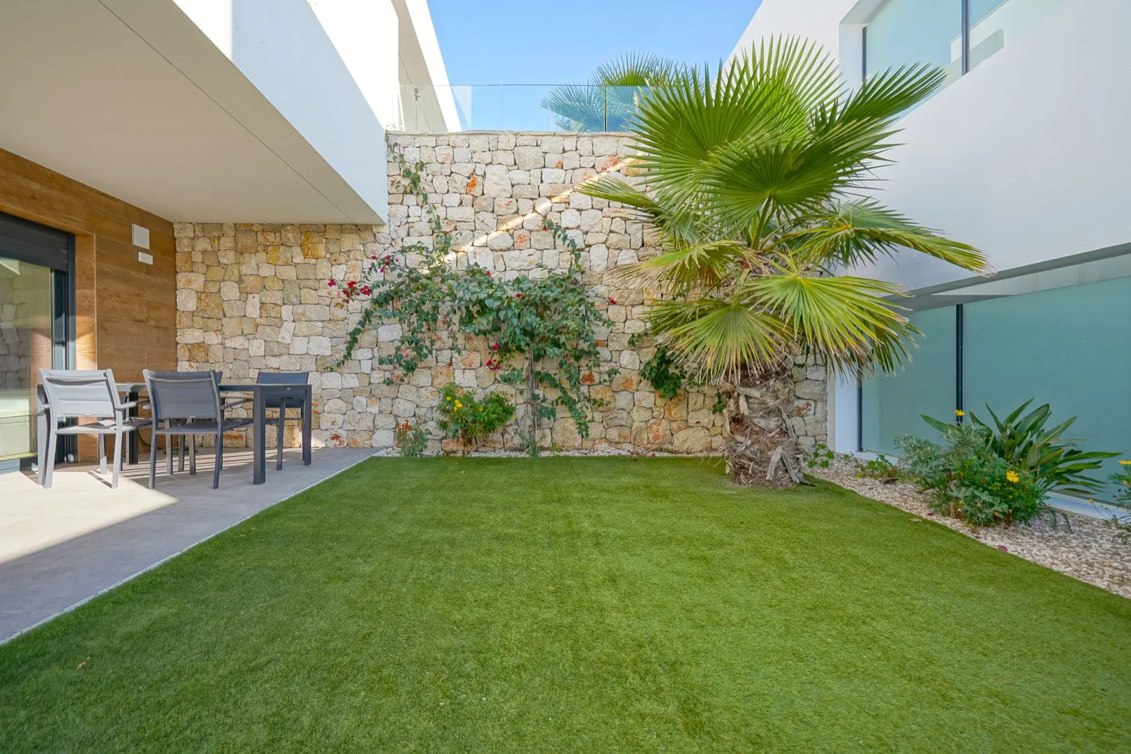 Luminoso y moderno apartamento de dos dormitorios en venta en Cumbre del Sol.