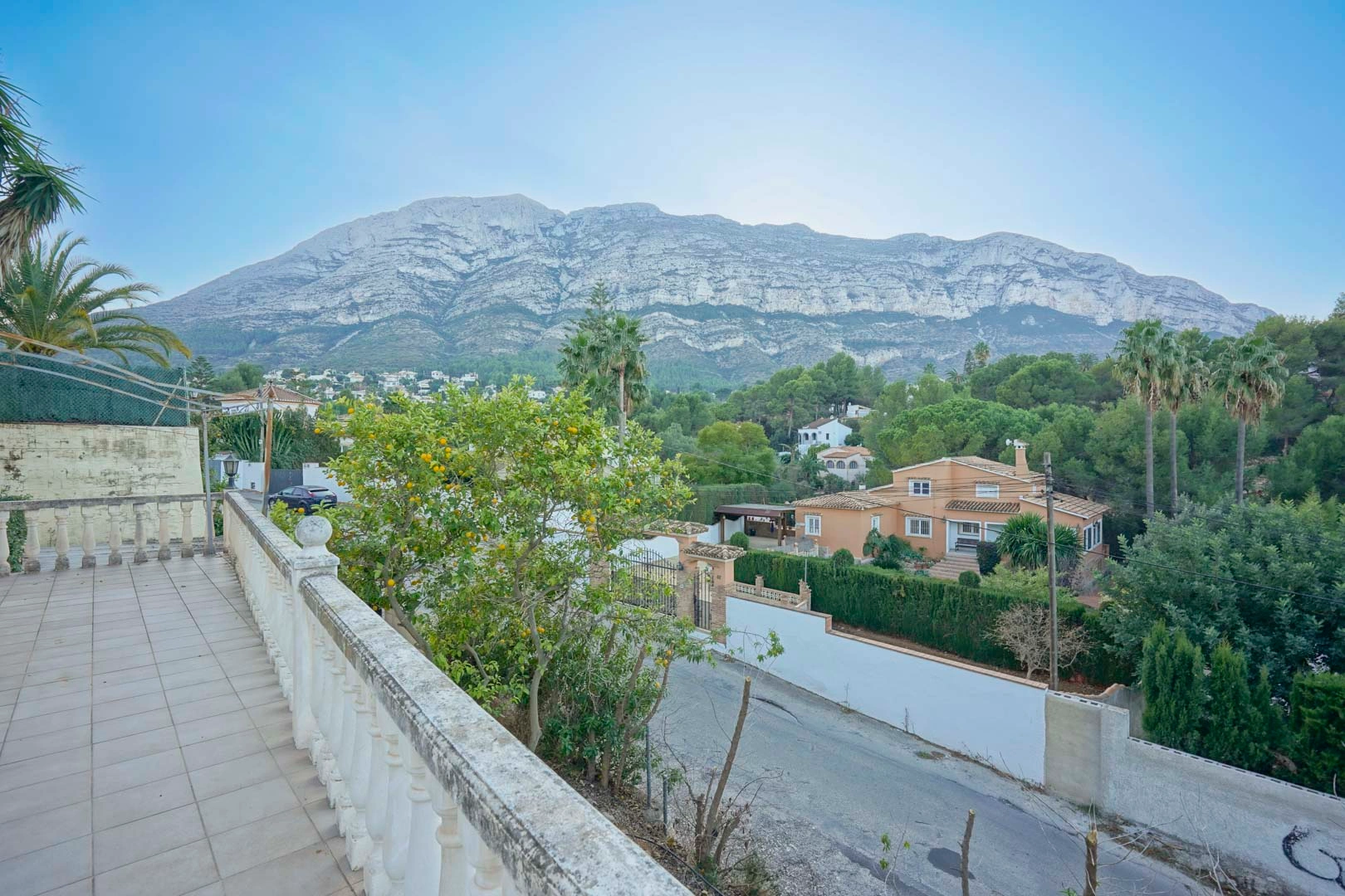 Villa tradicional con licencia para reformar en venta en Denia