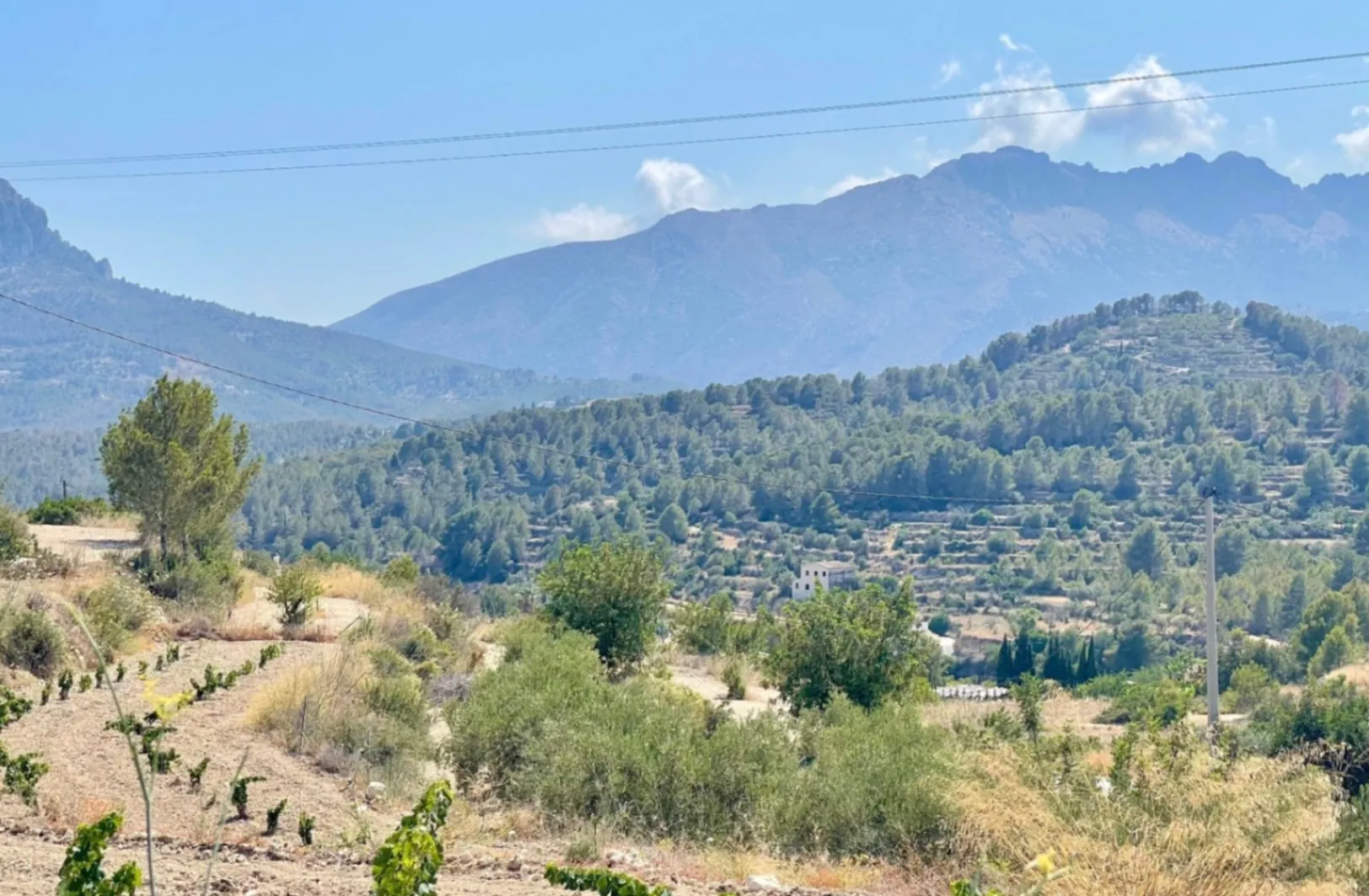 Traditional villa project with building permit for sale on a large plot in Benissa.