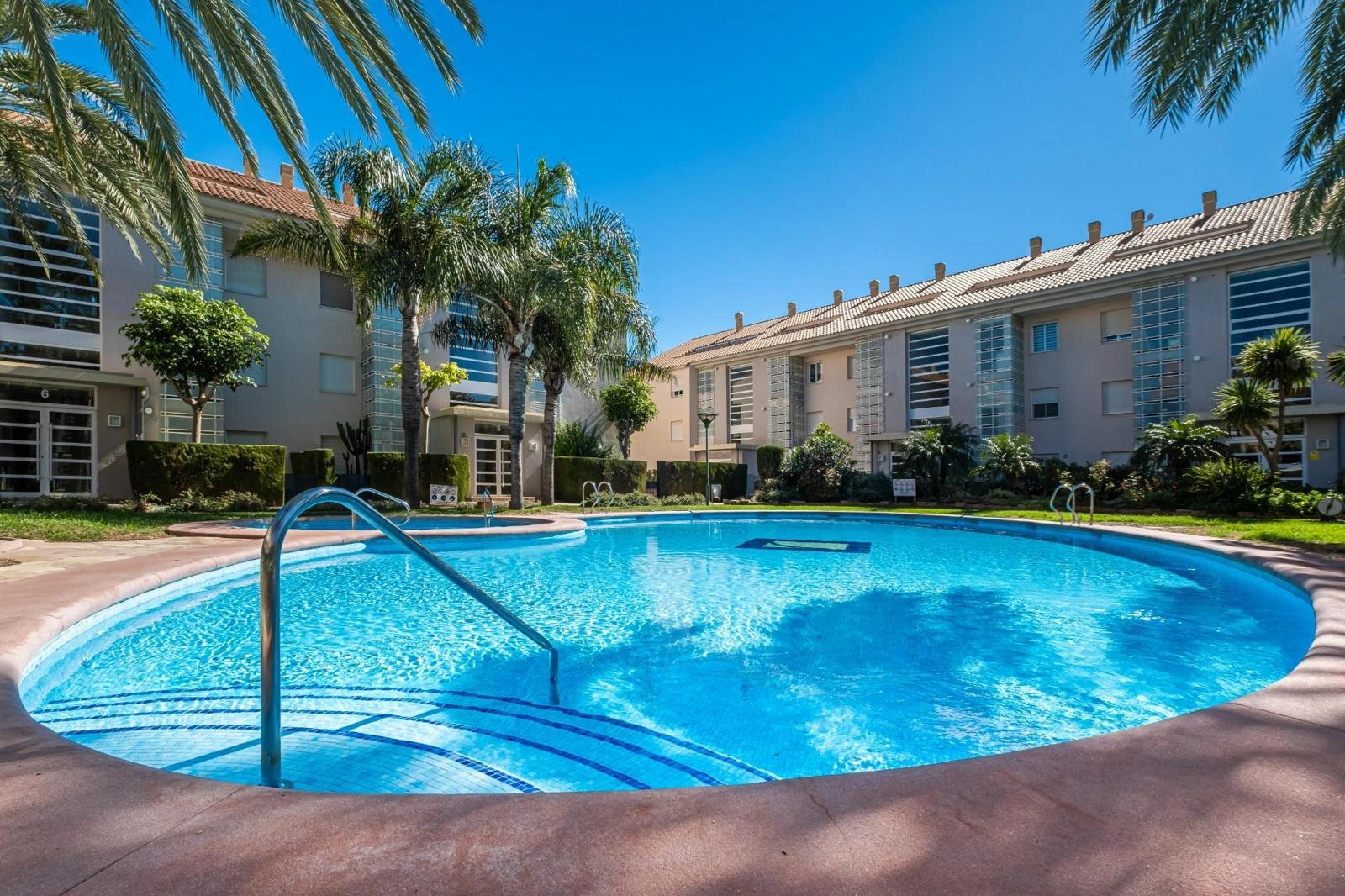 2-bedroom apartment for sale in Javea in urbanization with pool and garden