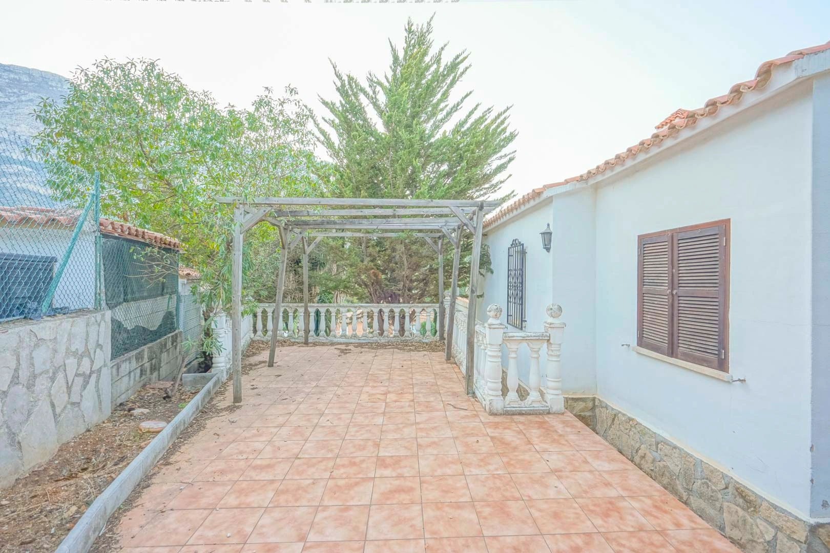 Villa tradicional con licencia para reformar en venta en Denia
