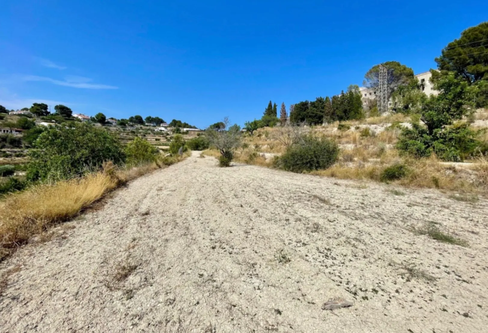 Traditional villa project with building permit for sale on a large plot in Benissa.