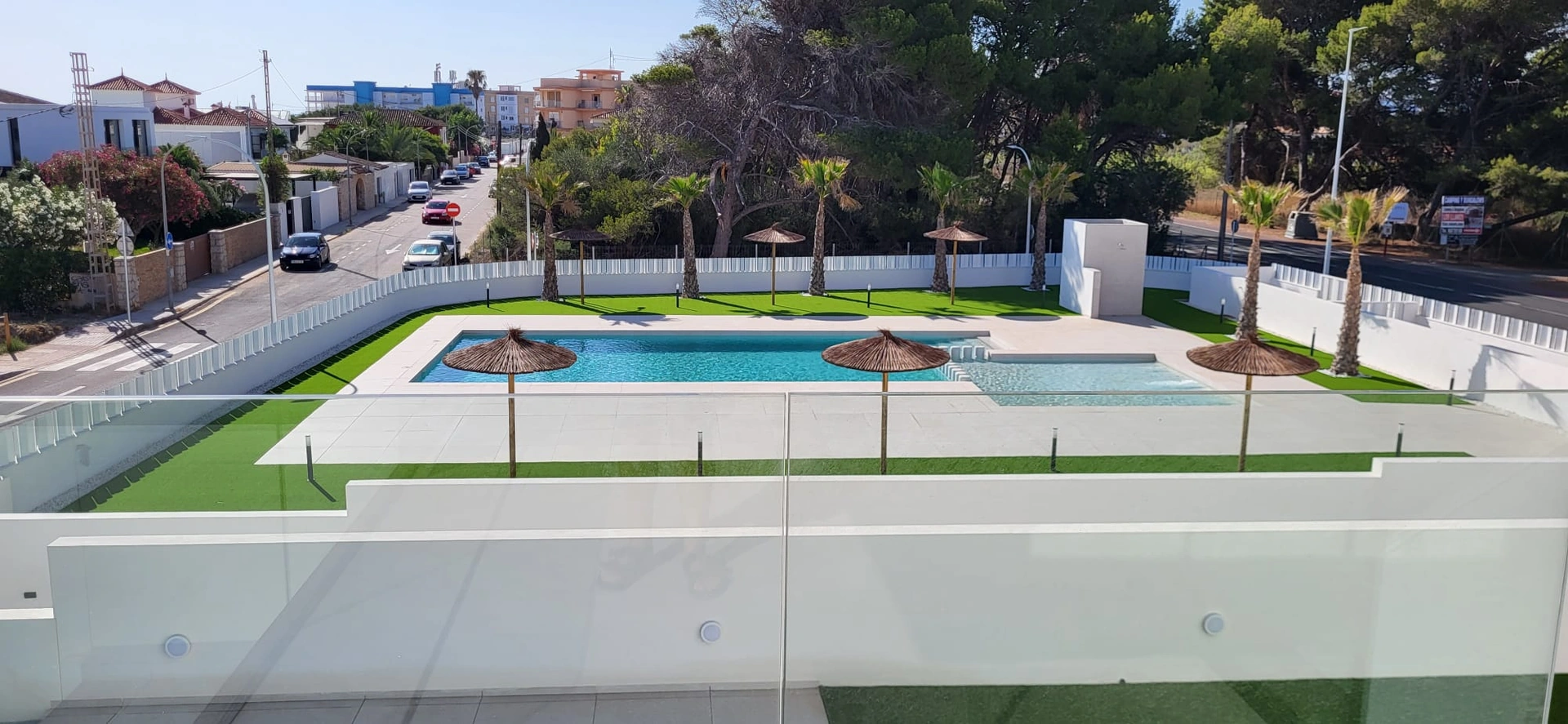 Espectacular planta baja frente al mar con jardín privado