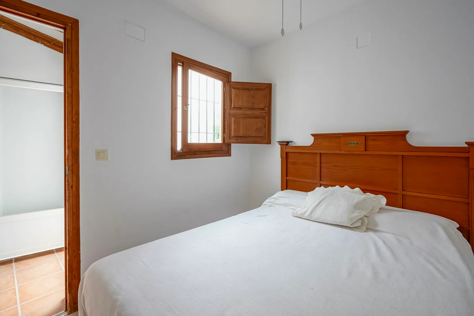 Parcela di 2600 m2 con casa in vendita a pochi passi dalla spiaggia di sabbia a Jávea.