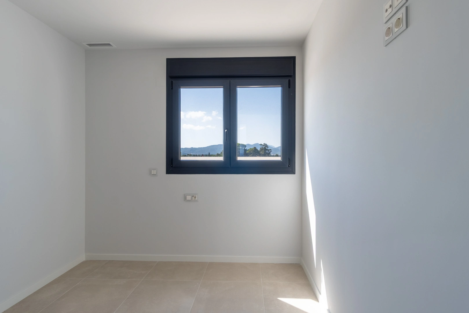 Ático con amplia terraza, en primera linea con vistas al mar y montaña, a la venta en Denia.