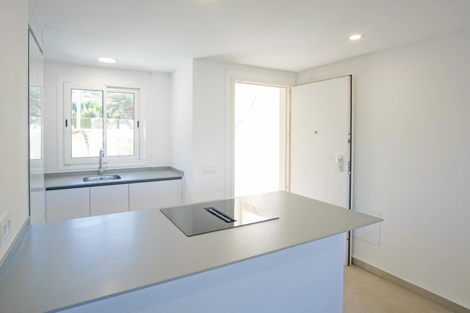 Bajo en venta con espacioso jardín y vistas a la montaña en Denia.