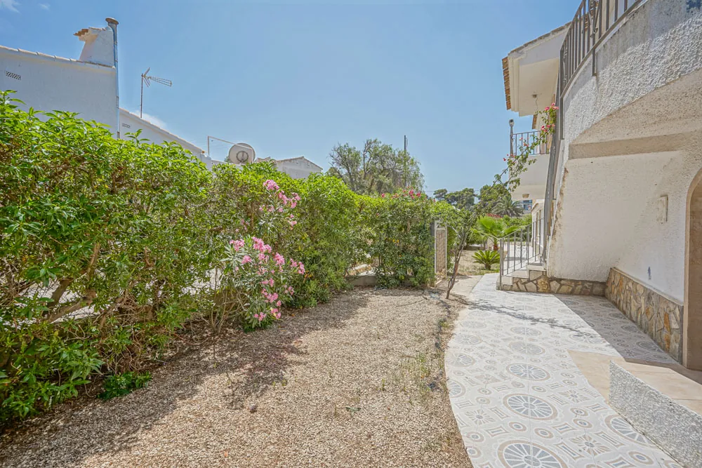 6 slaapkamer villa op 50 meter van het strand te koop in Jávea