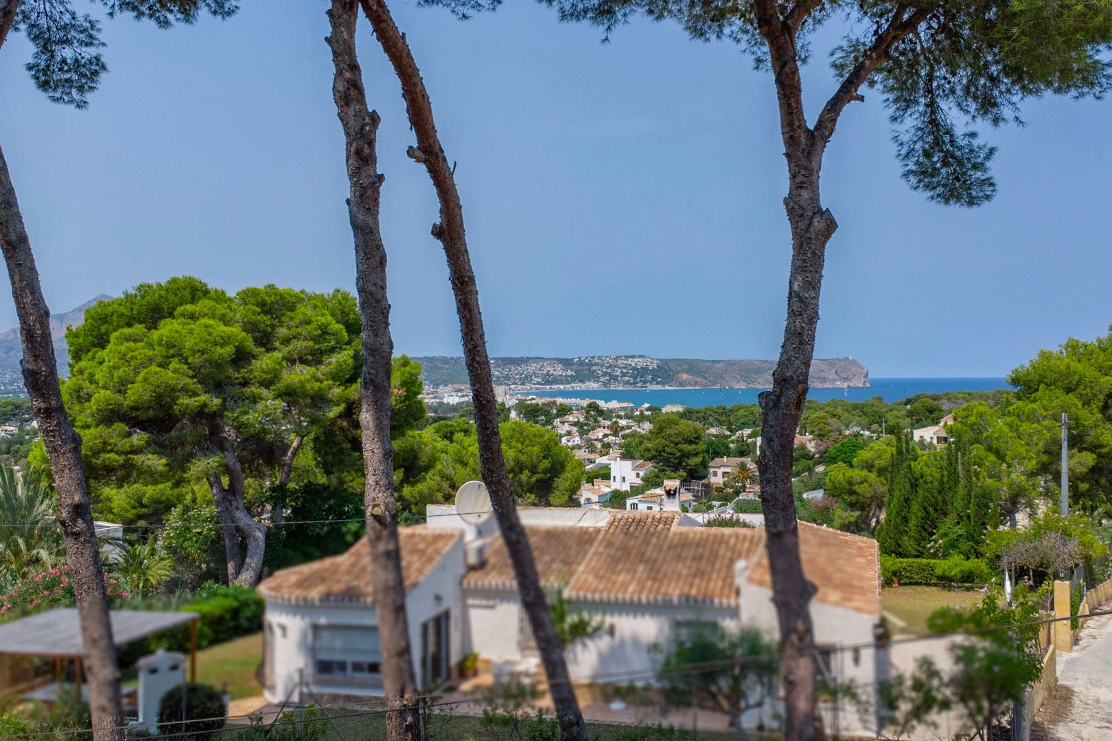 Amplia parcela edificable con vistas al mar en venta en Cap Marti Javea