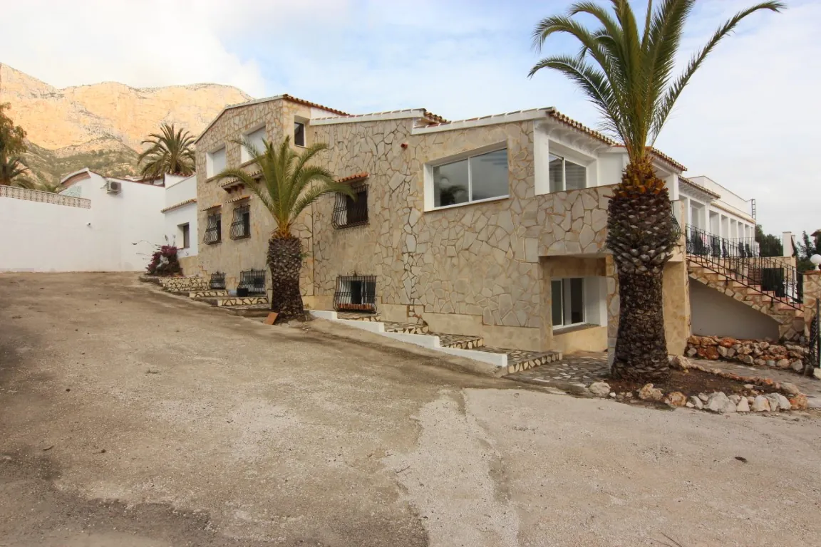AR56310 - Oportunidad única en Jávea – Amplio local comercial con múltiples posibilidades