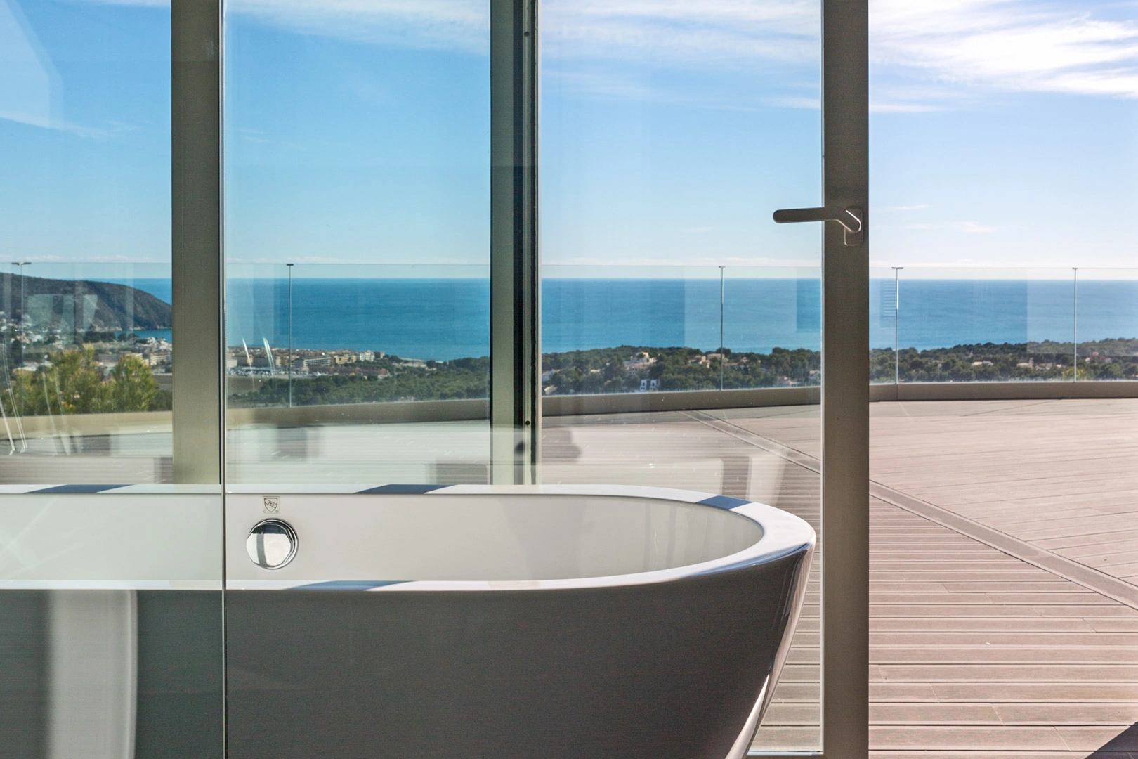 Villa moderna con vistas panoramicas al mar a la venta en Moraira.