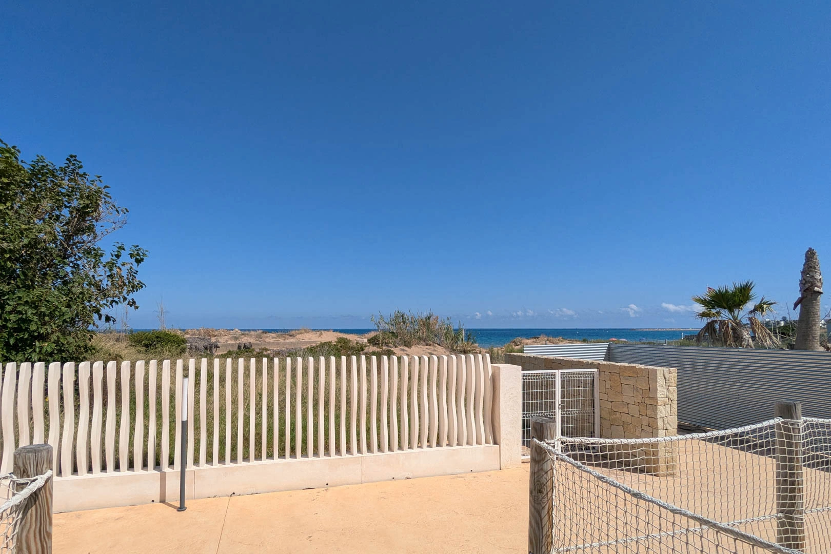Ático con amplia terraza, en primera linea con vistas al mar y montaña, a la venta en Denia.