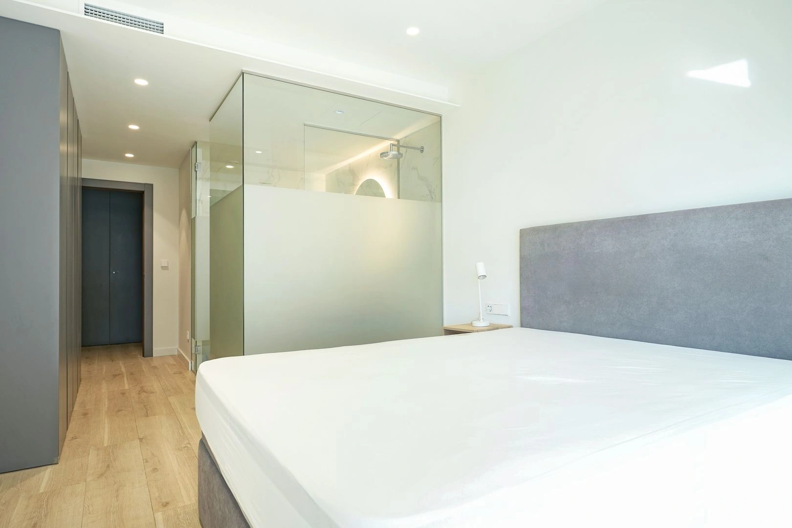 Luminoso y moderno apartamento de dos dormitorios en venta en Cumbre del Sol.