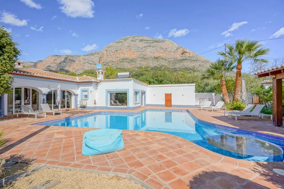 Preciosa villa de una sola planta en venta en el Montgo, Javea