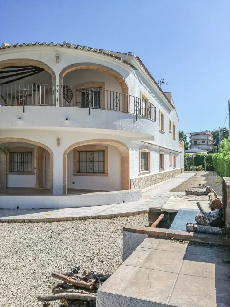 6 slaapkamer villa op 50 meter van het strand te koop in Jávea