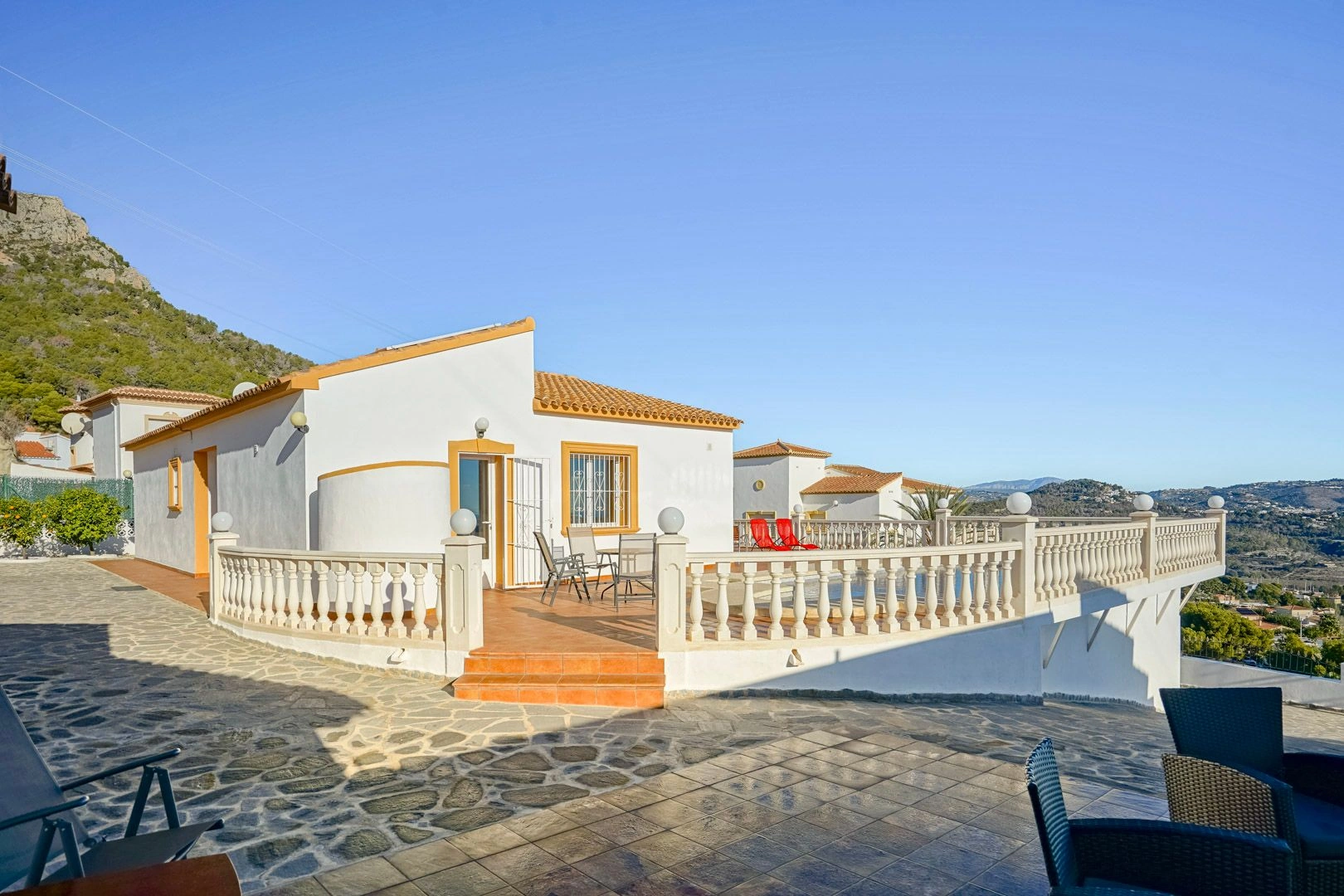 Villa con casa de invitados y vistas panoramicas al mar en venta en Calpe