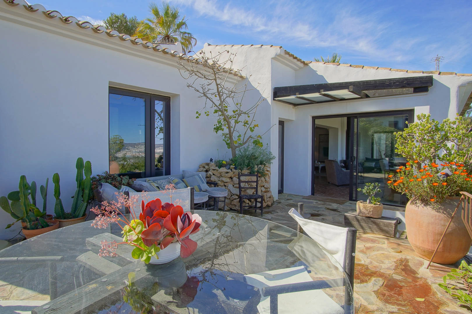 Superbe villa de style rustique avec vue sur la mer et le Montgo.