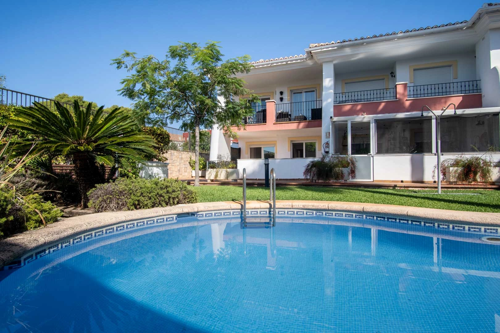 Apartamento en planta baja con piscina comunitaria en venta en Jesús Pobre.