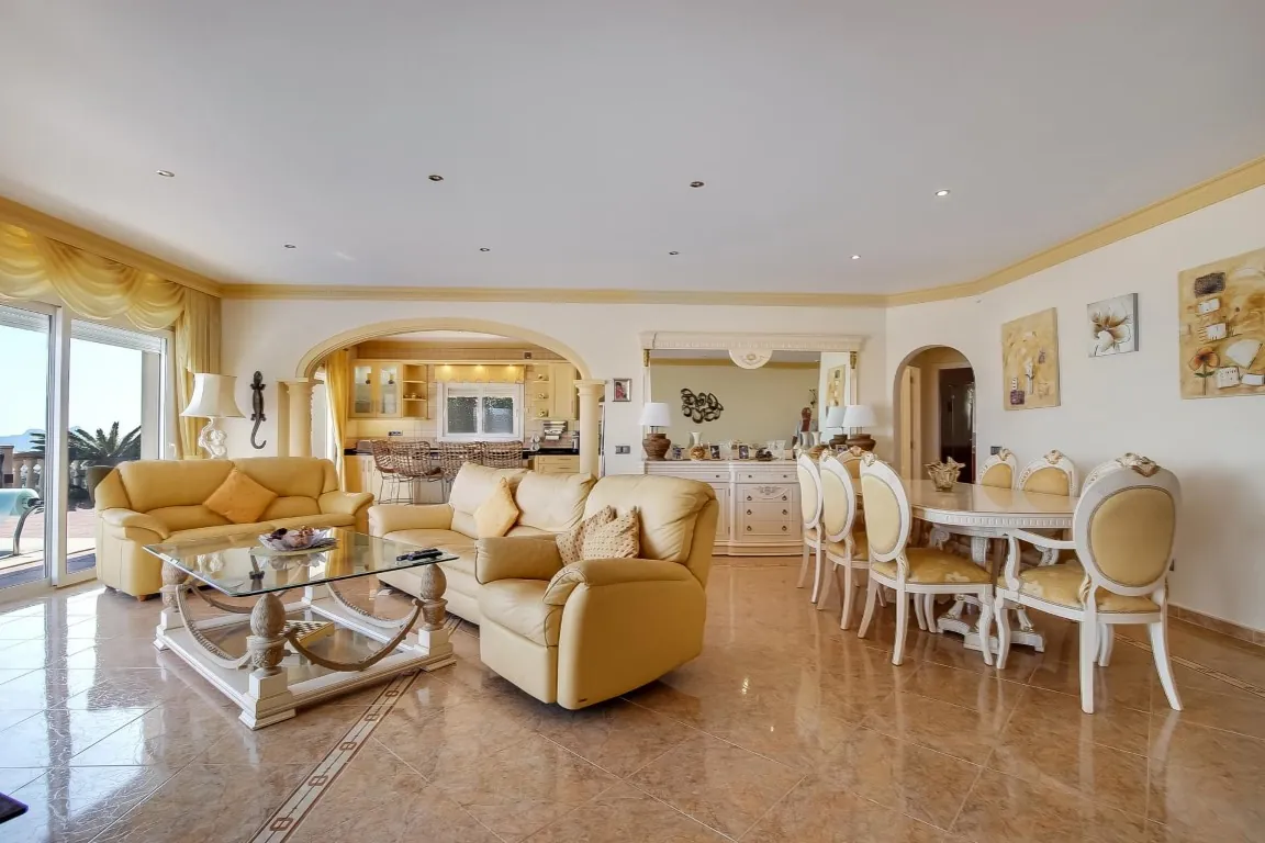 Preciosa villa con vistas panorámicas al mar en venta en Moraira.