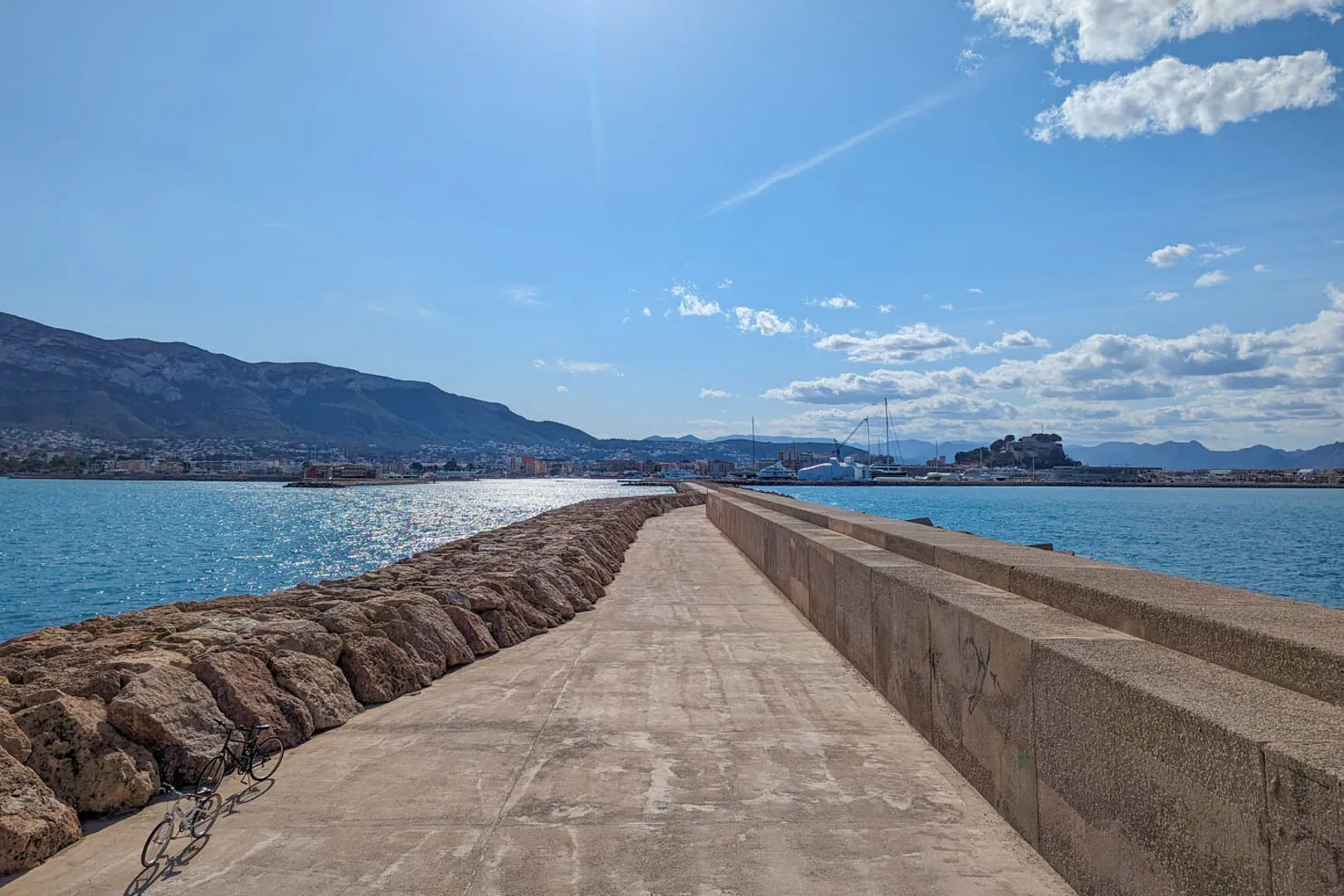 Villa y comercio con vistas parciales al mar a la venta en Las Rotas, Denia